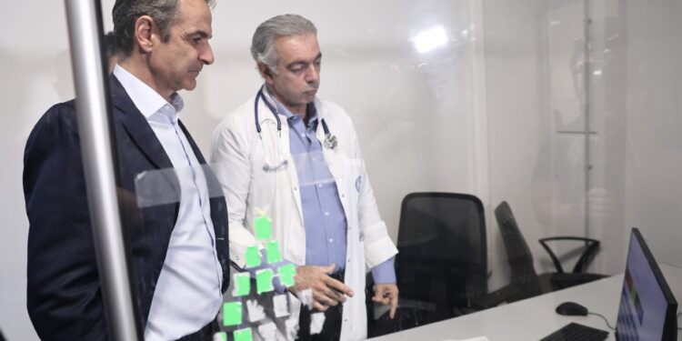 Επίσκεψη Μητσοτάκη στον Ευαγγελισμό για την εφαρμογή της πιλοτικής δράσης ιχνηλάτησης περιστατικών στα επέιγοντα