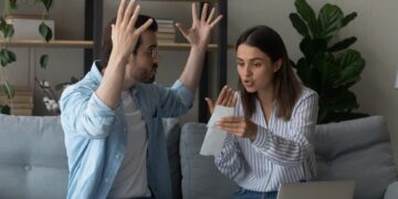 Όλα τα «συμπτώματα» ενός άνδρα, όταν η γυναίκα φέρνει περισσότερα χρήματα στο σπίτι