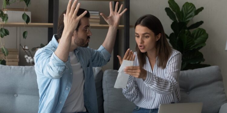 Όλα τα «συμπτώματα» ενός άνδρα, όταν η γυναίκα φέρνει περισσότερα χρήματα στο σπίτι