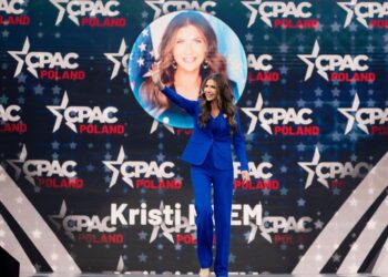 Η υπουργός Εσωτερικής Ασφάλειας υποστηρίζει ότι μετανάστης απειλούσε να σκοτώσει τον Τραμπ – Παγίδα «βλέπουν» οι Αρχές