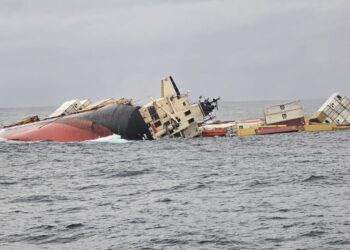 Ινδία: Συναγερμός από την βύθιση πλοίου με επικίνδυνο φορτίο