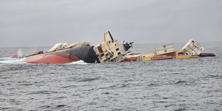 Ινδία: Συναγερμός από την βύθιση πλοίου με επικίνδυνο φορτίο