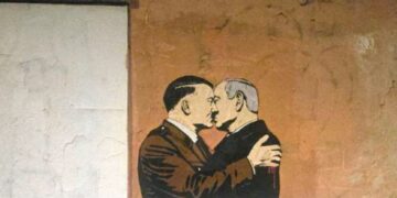 Ιταλία: Ο Νετανιάχου φιλά στο στόμα τον Χίτλερ