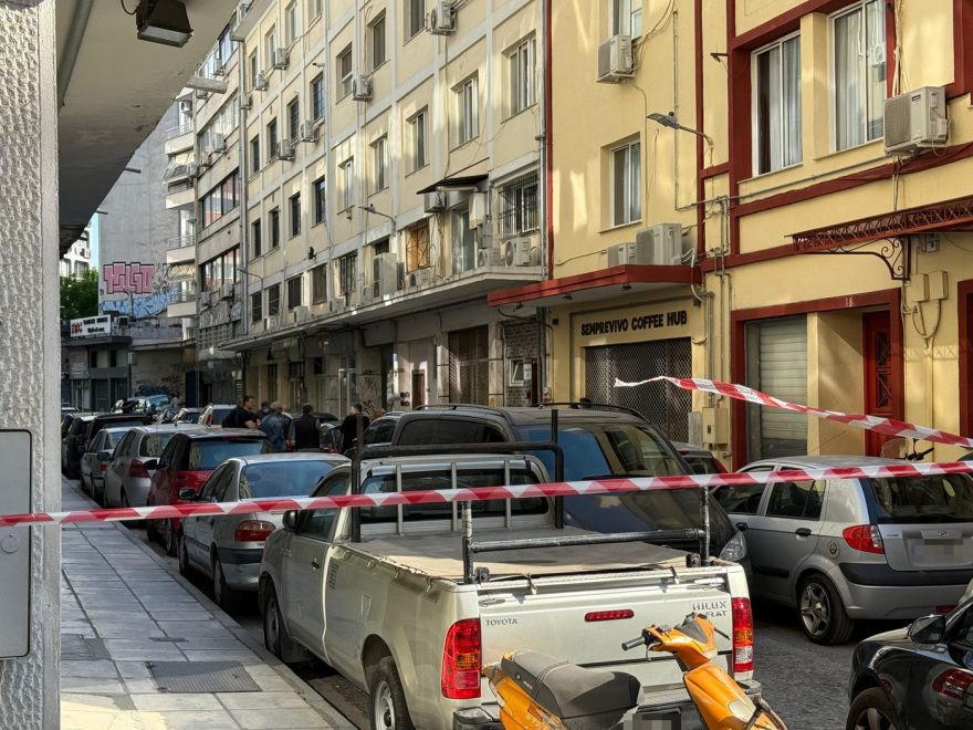 One kilogram of explosives and detonators found in the apartment of the deceased woman in Thessaloniki.