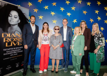 Η Έλενα Παπαρίζου στο πλευρό των παιδιών της «Ελπίδας»