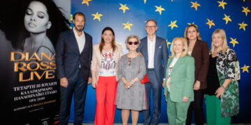 Η Έλενα Παπαρίζου στο πλευρό των παιδιών της «Ελπίδας»