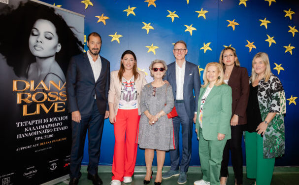 Η Έλενα Παπαρίζου στο πλευρό των παιδιών της «Ελπίδας»