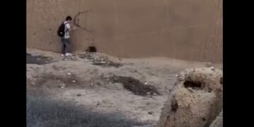 Βίντεο: Άνδρας ζωγραφίζει τεράστιο ανδρικό μόριο στον τοίχο μνημείου της UNESCO