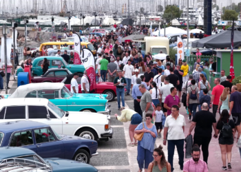 Με ήλιο και βροχή, παντρεύονται τα… κλασικά αυτοκίνητα