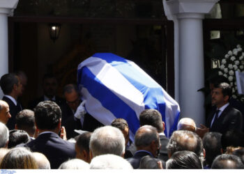 Πέτρος Μολυβιάτης: Συγκίνηση στην κηδεία του Πέτρου Μολυβιάτη – Υπουργοί, πολιτικοί και φίλοι στο τελευταίο αντίο