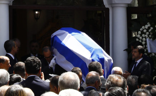 Πέτρος Μολυβιάτης: Συγκίνηση στην κηδεία του Πέτρου Μολυβιάτη – Υπουργοί, πολιτικοί και φίλοι στο τελευταίο αντίο