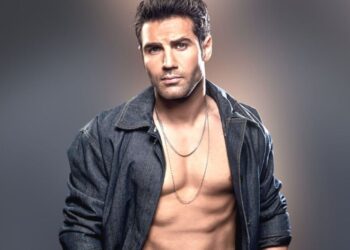 Πιο γοητευτικός από ποτέ στο νέο του βιντεοκλίπ με φόντο την έρημο και τις ομορφιές του Καΐρου