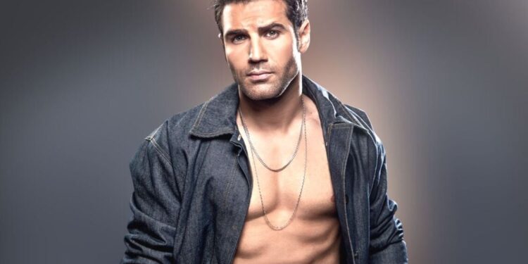 Πιο γοητευτικός από ποτέ στο νέο του βιντεοκλίπ με φόντο την έρημο και τις ομορφιές του Καΐρου