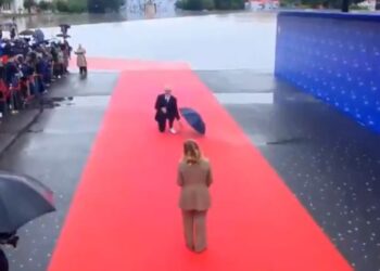 Έντι Ράμα: Γονατιστός σε κόκκινο χαλί υποδέχτηκε την Μελόνι – Το γέλιο του Ερντογάν για τα παπούτσια του Αλβανού προέδρου