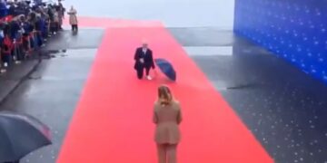 Έντι Ράμα: Γονατιστός σε κόκκινο χαλί υποδέχτηκε την Μελόνι – Το γέλιο του Ερντογάν για τα παπούτσια του Αλβανού προέδρου