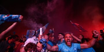 Στις φλόγες η Νάπολι, πανηγυρίζει το τέταρτο σκουντέτο