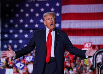 Ο Τραμπ ετοιμάζεται να ανακοινώσει εμπορική συμφωνία με τη Βρετανία λένε αμερικανικά ΜΜΕ