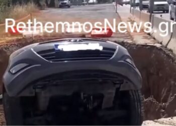 Ρέθυμνο: Αυτοκίνητο έπεσε σε τεράστια λακκούβα που ανοίχτηκε για έργα στον ΒΟΑΚ