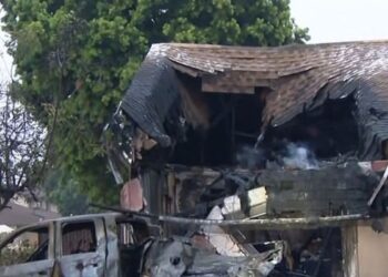 ΗΠΑ: Πτώση μικρού αεροσκάφους σε κατοικημένη περιοχή στο Σαν Ντιέγκο – Κατοικίες τυλίχτηκαν στις φλόγες