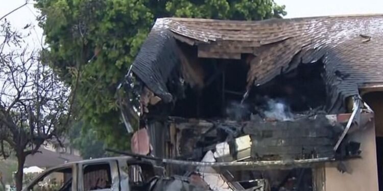 ΗΠΑ: Πτώση μικρού αεροσκάφους σε κατοικημένη περιοχή στο Σαν Ντιέγκο – Κατοικίες τυλίχτηκαν στις φλόγες