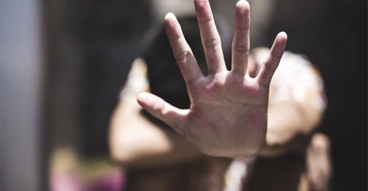 Μητέρα κατήγγειλε ότι ο σύζυγός της κακοποιεί σεξουαλικά την 13χρονη κόρη της