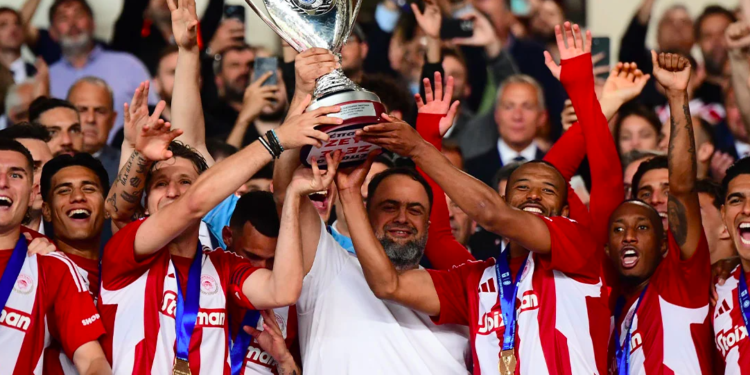 Greek Cup final: The trophy presentation to Olympiakos – View photos