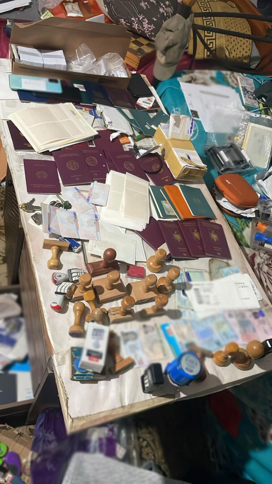 Twenty individuals, mostly Syrians and Egyptians, arrested for a €4 million illegal migrant trafficking operation. Watch video of the ELAS operation.