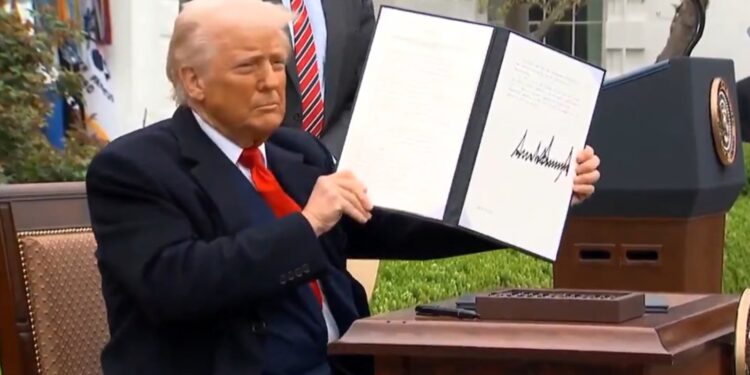 Δικαστήριο αναιρεί τους «ανταποδοτικούς» τελωνειακούς δασμούς του προέδρου Τραμπ