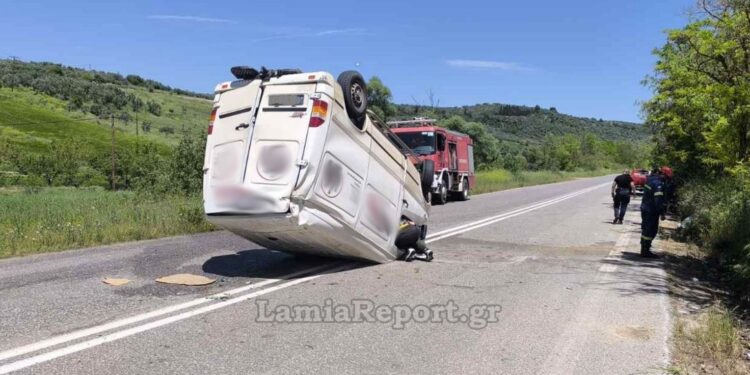 Δύο τραυματίες έπειτα από ανατροπή αυτοκινήτου