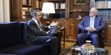 «Τα μαθηματικά του Συντάγματος επιβάλλουν συναίνεση» – Συνάντηση του Κυριάκου Μητσοτάκη με τον Κωνσταντίνο Τασούλα