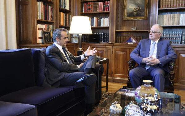«Τα μαθηματικά του Συντάγματος επιβάλλουν συναίνεση» – Συνάντηση του Κυριάκου Μητσοτάκη με τον Κωνσταντίνο Τασούλα