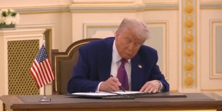 Τραμπ: Υπέγραψε συμφωνίες 600 δισ. με την Σαουδική Αραβία