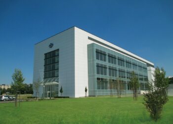 Εξαγοράζει μονάδα παραγωγής αποστειρωμένων φαρμακευτικών σκευασμάτων στο Χόμπουργκ της Γερμανίας