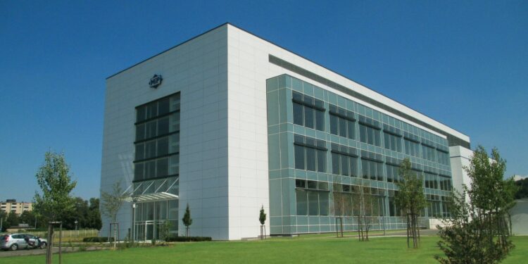 Εξαγοράζει μονάδα παραγωγής αποστειρωμένων φαρμακευτικών σκευασμάτων στο Χόμπουργκ της Γερμανίας