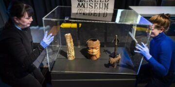 Ένα μουσείο επιστρέφει στη Νιγηρία 113 «χάλκινα του Μπενίν» που κλάπηκαν τον 18ο αιώνα