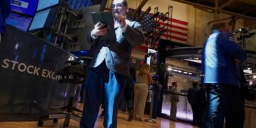 Καταρρέουν οι αγορές, αντιμέτωπες με τον νέο εμπορικό πόλεμο του Τραμπ