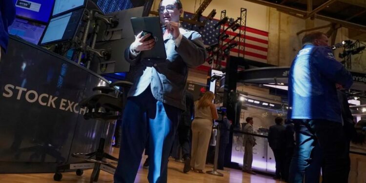 Καταρρέουν οι αγορές, αντιμέτωπες με τον νέο εμπορικό πόλεμο του Τραμπ