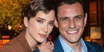 Η Γιολάντα Καλογεροπούλου τον απαθανάτισε να παίζει κιθάρα στην Λευκάδα