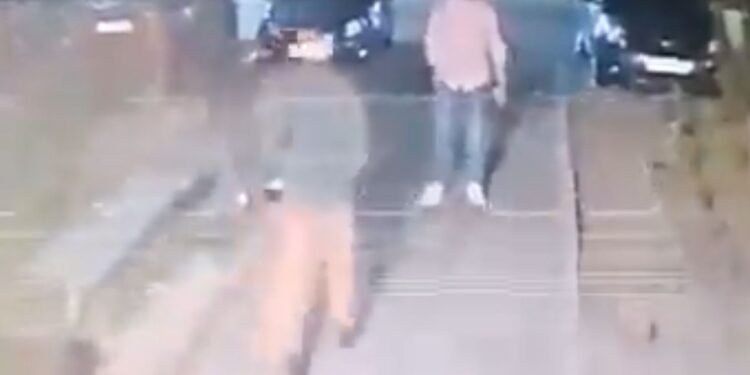 Βίντεο: Καρέ-καρέ η επίθεση με χειροβομβίδα που σκότωσε Ρώσο αξιωματικό