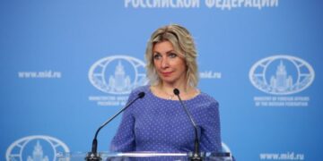 Ρωσία: Χλευάζει τον Μακρόν έπειτα από το viral βίντεο με την σύζυγό του Μπριζίτ