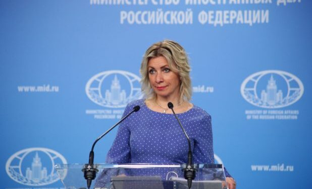 Ρωσία: Χλευάζει τον Μακρόν έπειτα από το viral βίντεο με την σύζυγό του Μπριζίτ