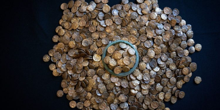 Χειριστής ανιχνευτή μετάλλων ανακάλυψε τεράστιο θησαυρό με χρυσά νομίσματα