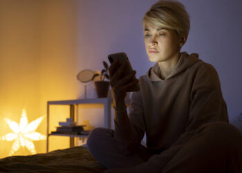 Καρδιολόγος αποκαλύπτει πόσες ώρες πρέπει να κοιμάστε για να μειωθεί δραστικά ο κίνδυνος καρδιακής προσβολής