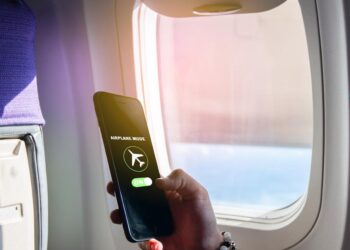 Τι θα συμβεί αν δεν βάλετε το κινητό σας σε λειτουργία πτήσης στο αεροπλάνο;