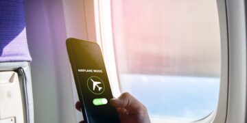 Τι θα συμβεί αν δεν βάλετε το κινητό σας σε λειτουργία πτήσης στο αεροπλάνο;