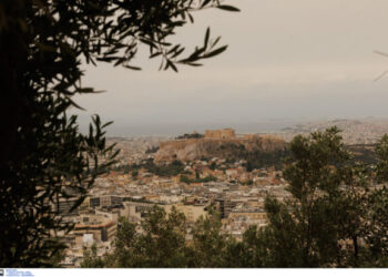 «Βαριά» η ατμόσφαιρα στο λεκανοπέδιο της Αττικής – Δείτε φωτογραφίες