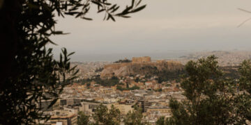 «Βαριά» η ατμόσφαιρα στο λεκανοπέδιο της Αττικής – Δείτε φωτογραφίες