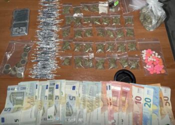 Συνελήφθησαν 3 αλλοδαποί για διακίνηση ναρκωτικών έξω από σχολείο 