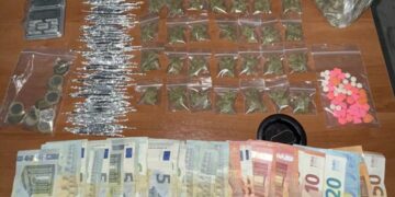 Συνελήφθησαν 3 αλλοδαποί για διακίνηση ναρκωτικών έξω από σχολείο 