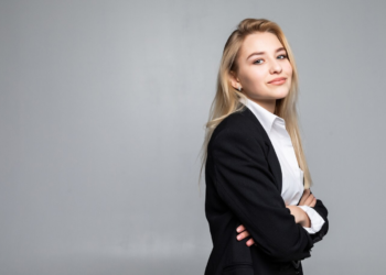 Το αφεντικό της θέλει να την απολύσει για να την εκδικηθεί